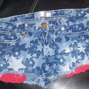 No Boundaries cut off shorts with red lace on front pockets..